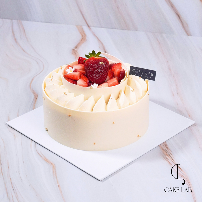 The Perfect Indulgence: Cake Lab's Signature Strawberry Shortcake 🍓🎂